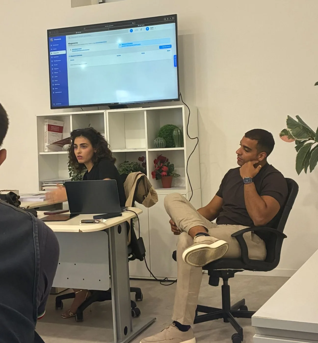 Sessione di formazione: il gestionale proiettato sullo schermo mentre viene spiegato al personale